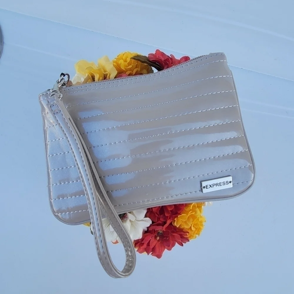 EXPRESS WRISTLET NEW